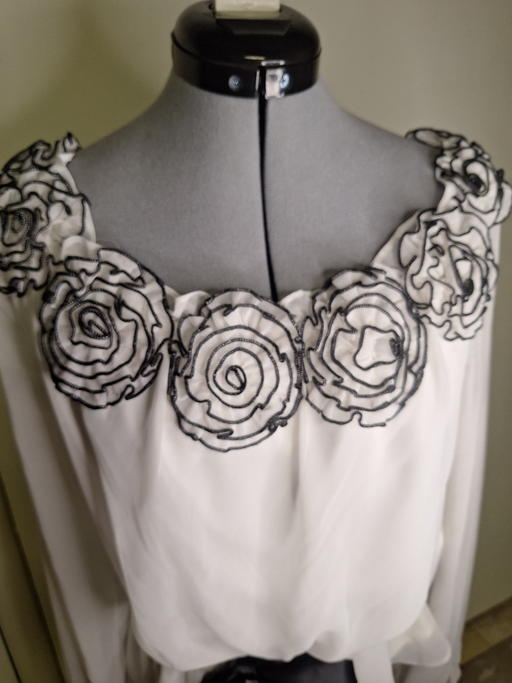 Liliana White Chiffon Top Off The Shoulder W/Black Outlined Rosetts Size XL - Picture 3 of 8